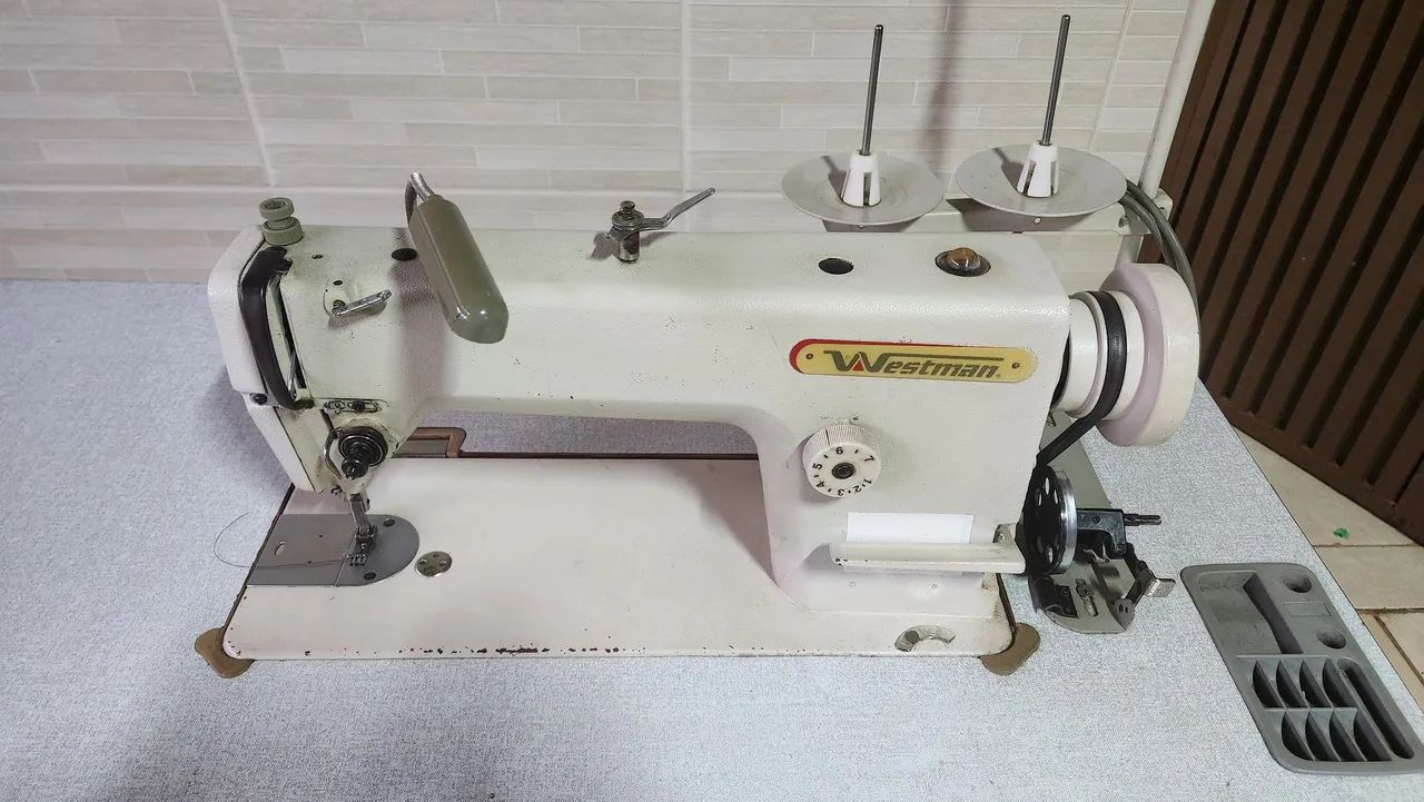 Maquina de costura reta