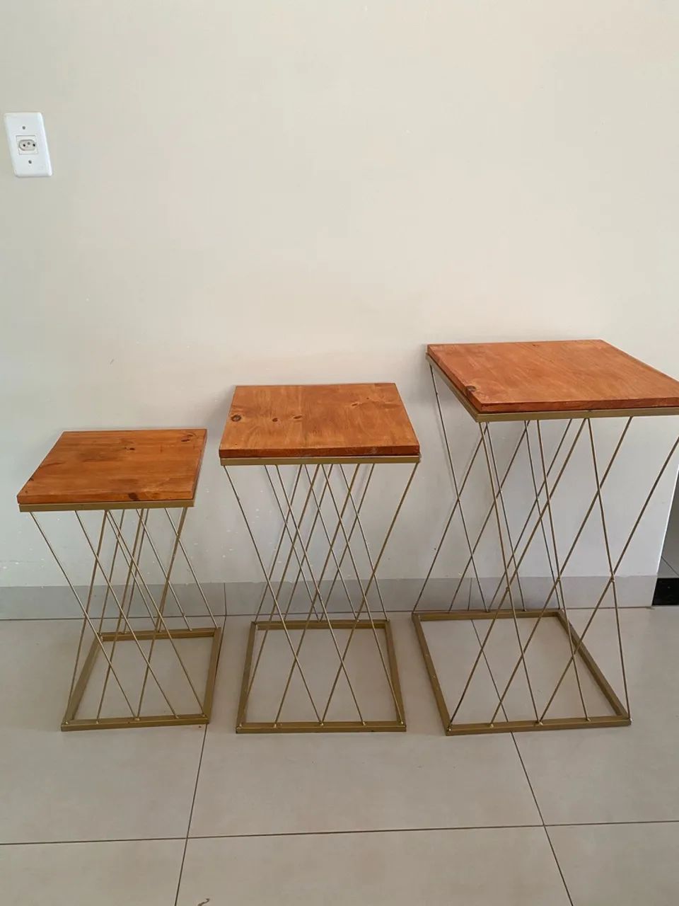 Trio de mesas para decoração 