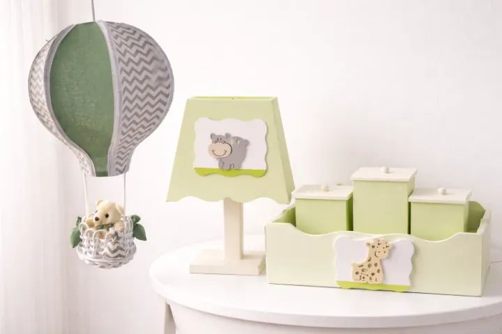 Luminária balão, abajur e kit higiene 