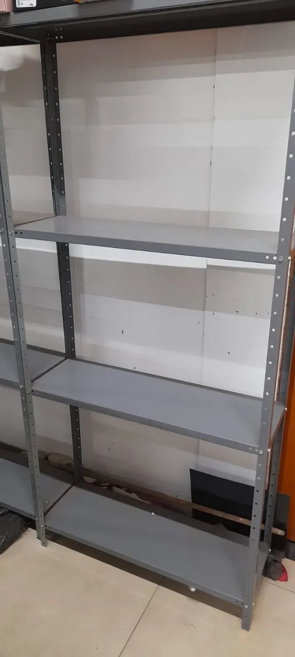Prateleira de aço com quatro bandejas