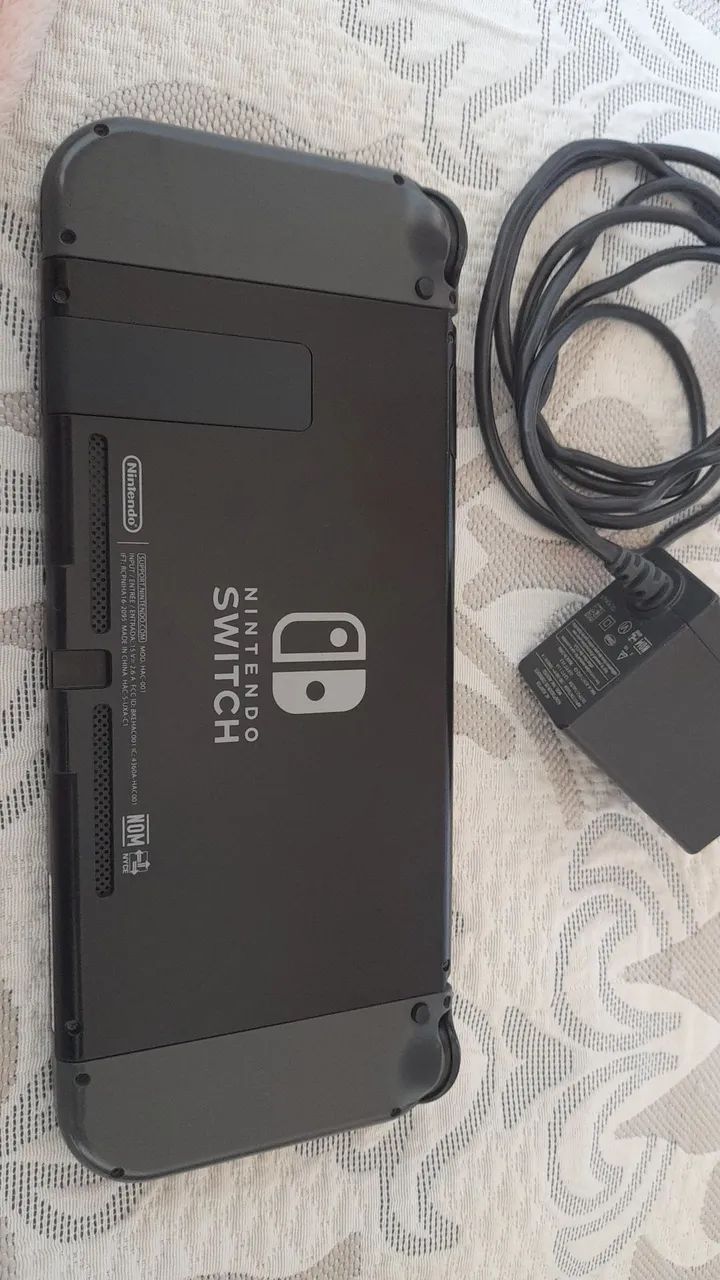 Nintendo Switch Cinza e preto - Em Excelente Estado (Seminovo