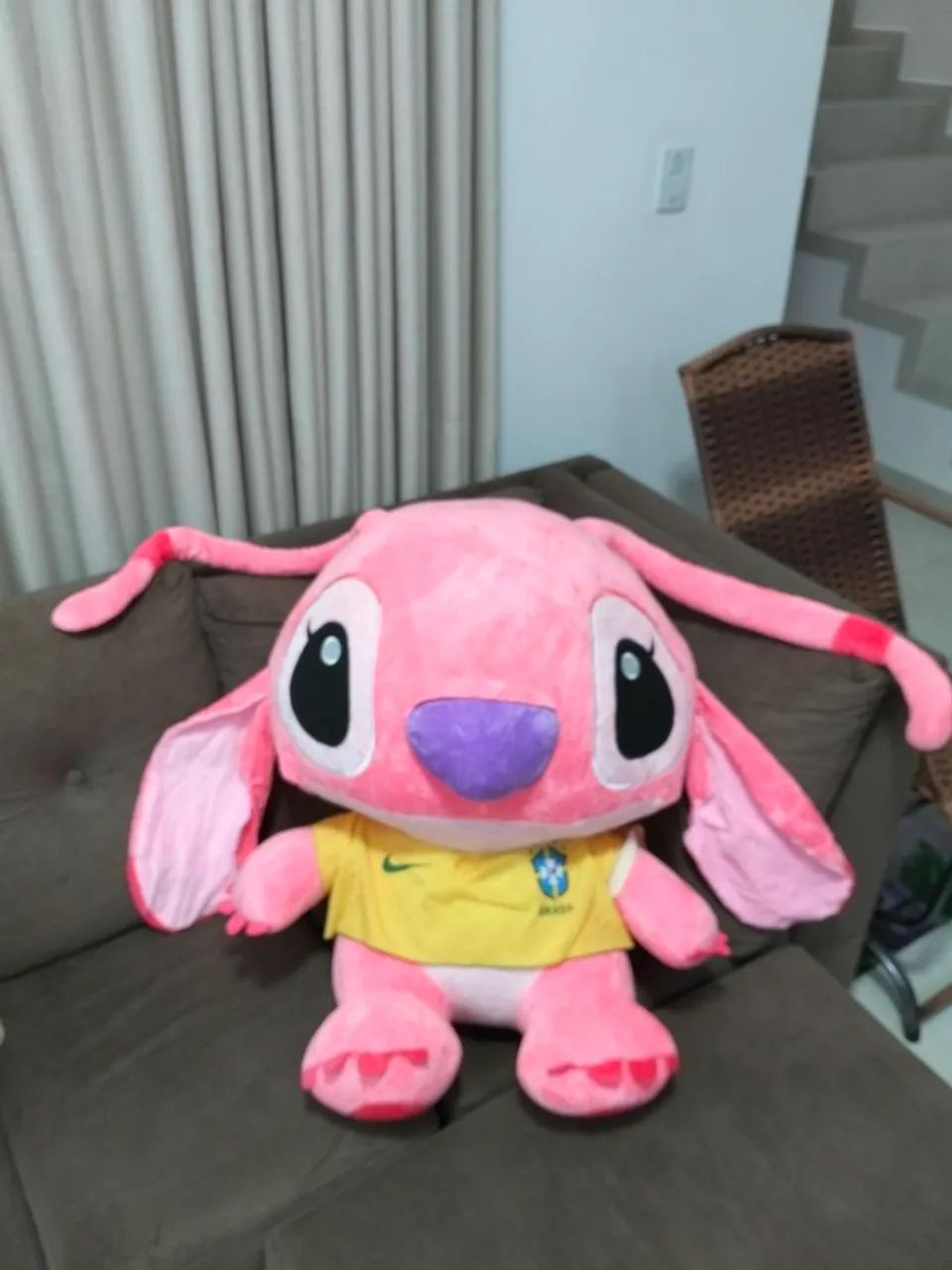 Vendo pelúcia gigante Lilo Stitch rosa em clima de copa com camisa da seleção brasileira  - Foto 5