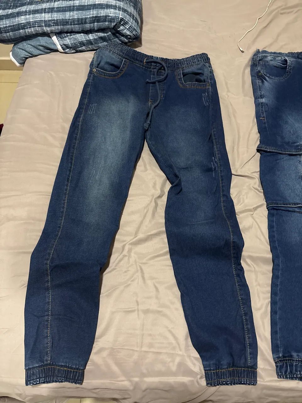 Kit com duas calças, 50 reais a unidade 