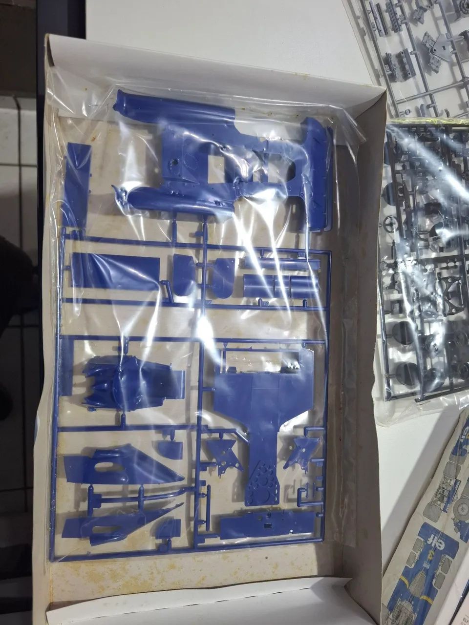 Kit de Montar Tamiya Tyrrell 34 Six Wheeler Sem Montar Completo - Foto 3