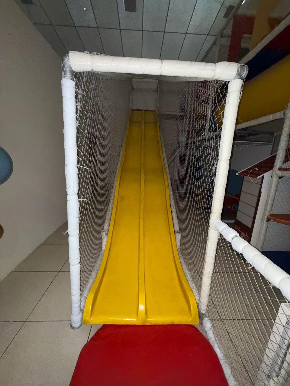Escorrega de aproximadamente 7 metros