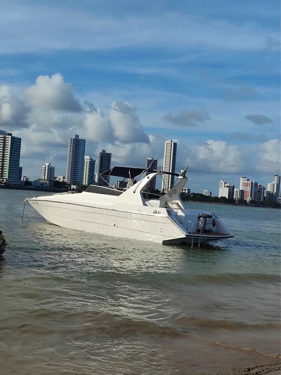 Lancha Bullet 39? com 02 motores Volvo KAD42