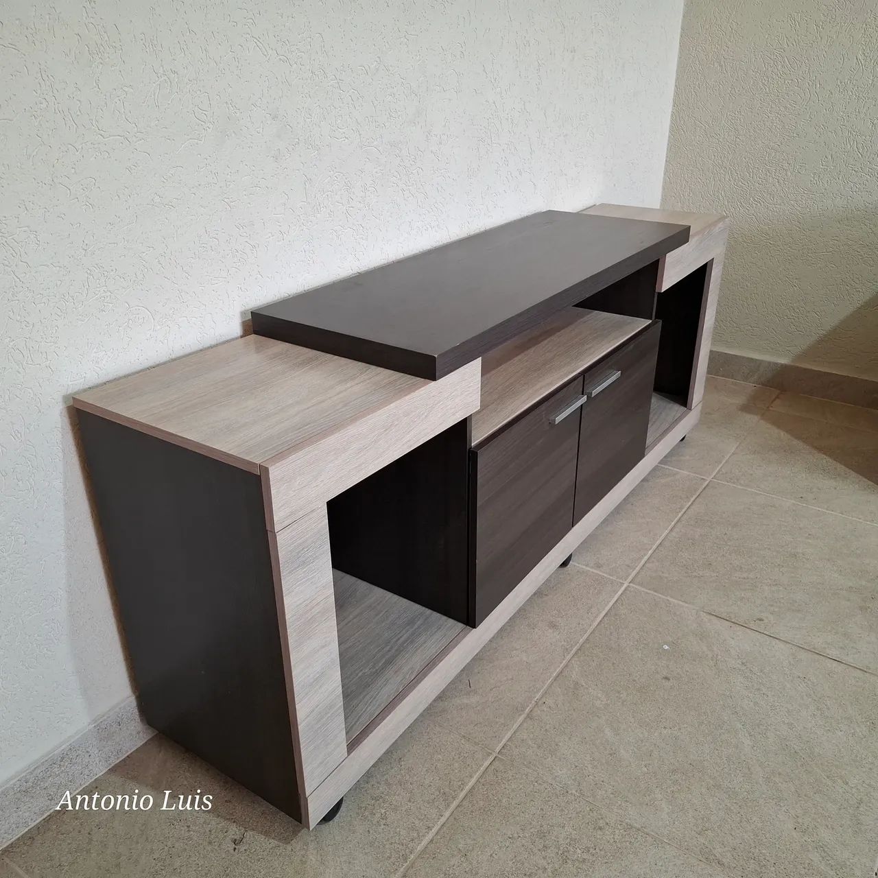 Rack de sala conservado. 