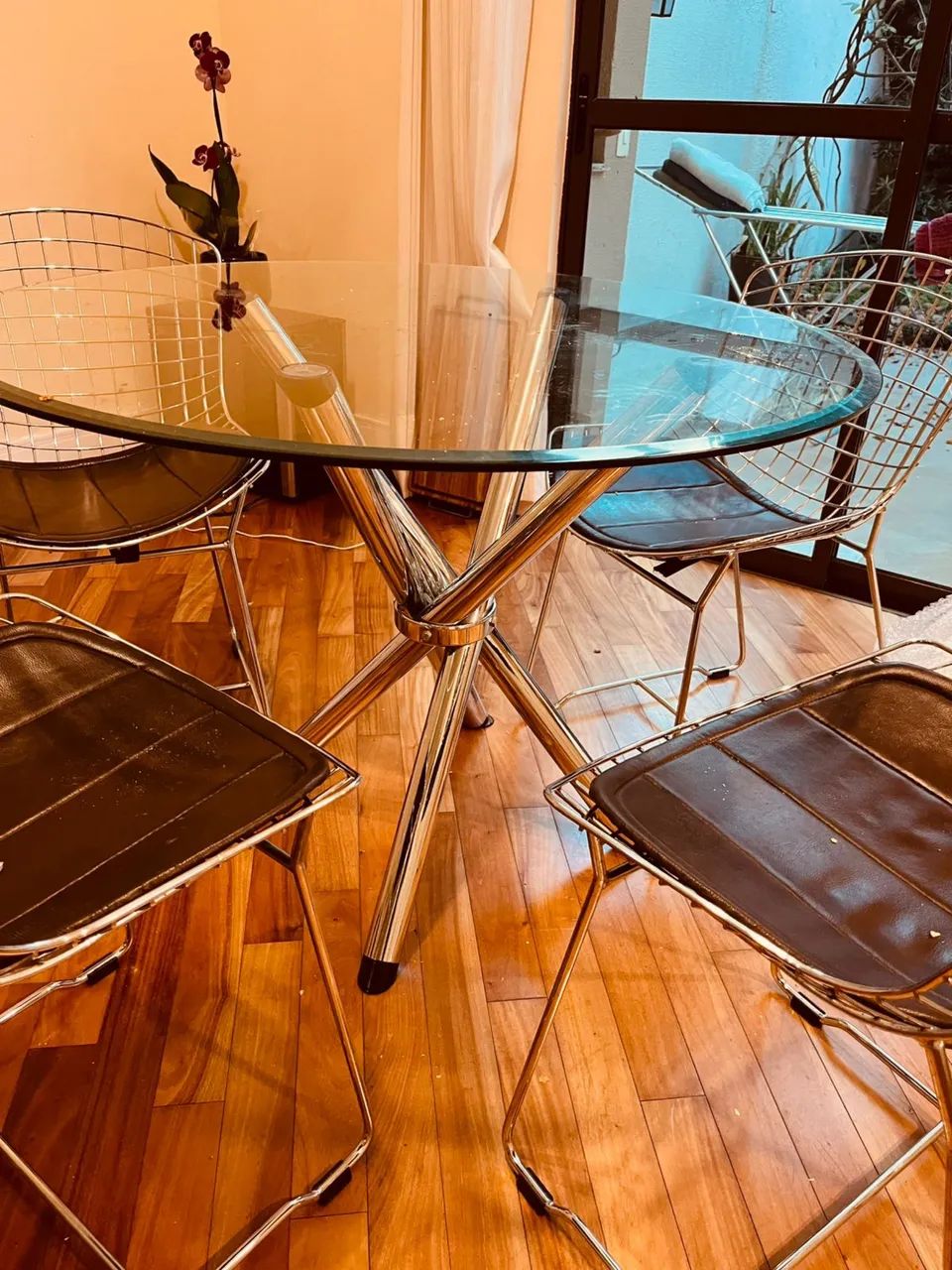 Mesa de vidro com 4 cadeiras 
