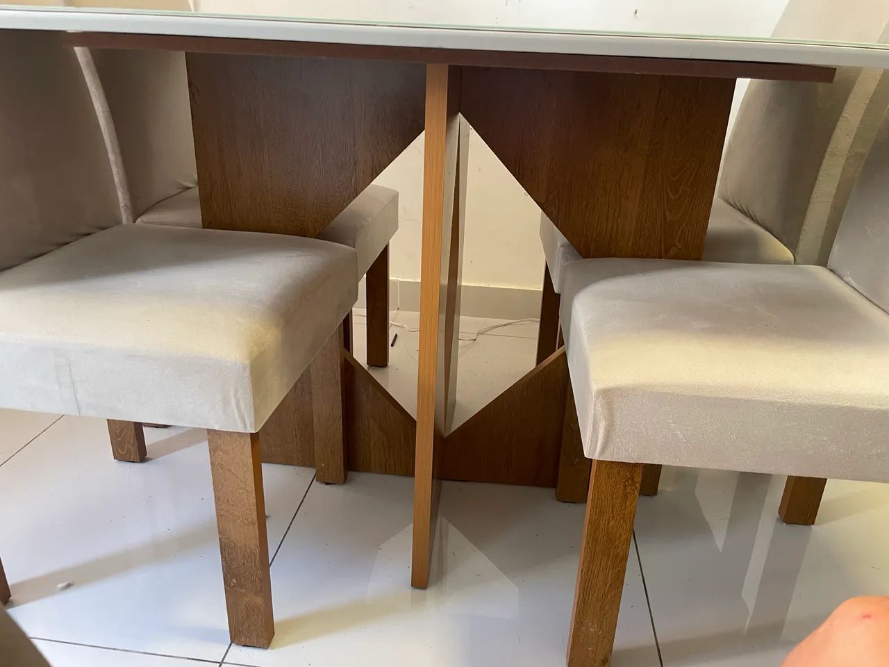 Mesa com madeira e vidro, 4 cadeiras! - Foto 2