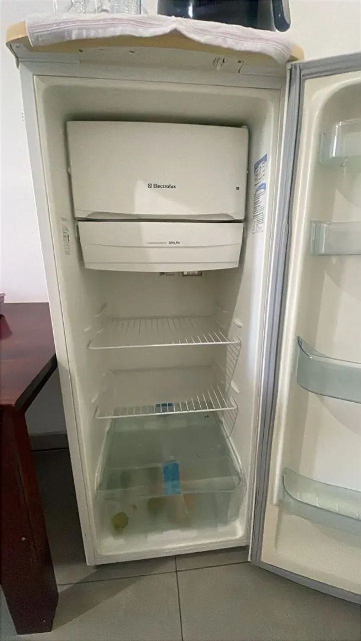Geladeira funcionando em bom estado. 