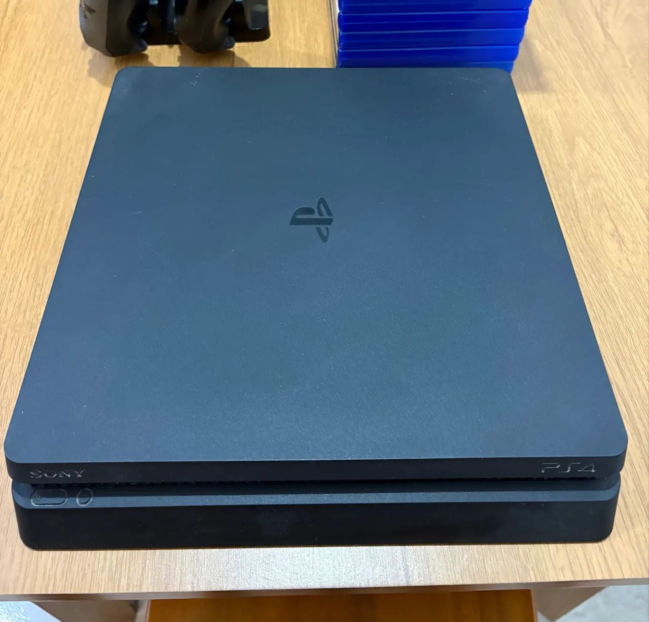 Play Station 4 + 2 controles e base de carregamento