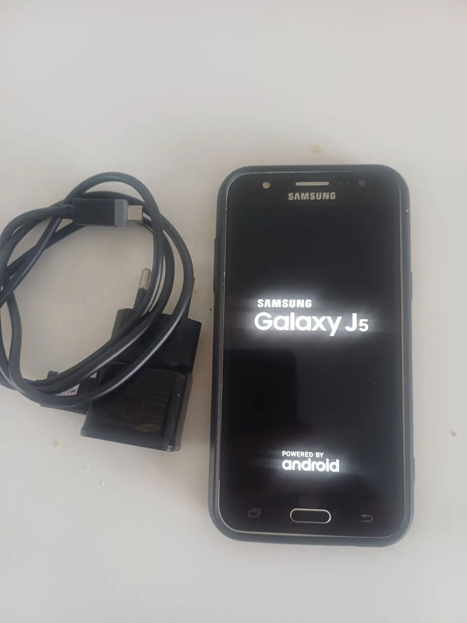 Samsung  J5  funcionando perfeito com carregador original. 