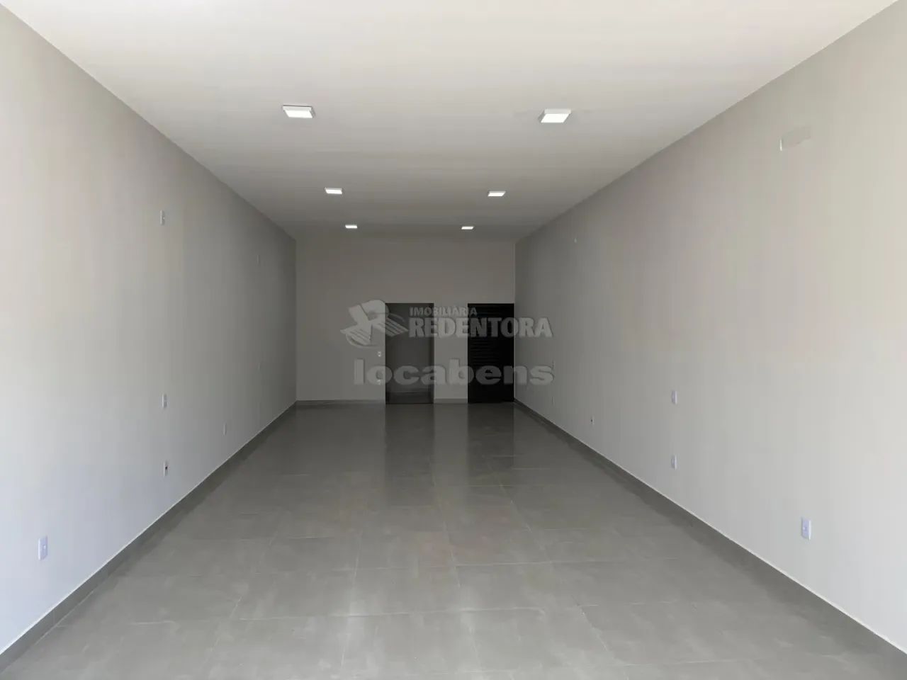 Salão com banheiro com acessibilidade e garagem para 2 veículos - Foto 3
