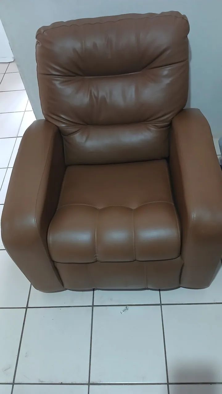 Vende se poltrona do papai ,top sem arranhões ou rasgo .espuma d 26 couro 