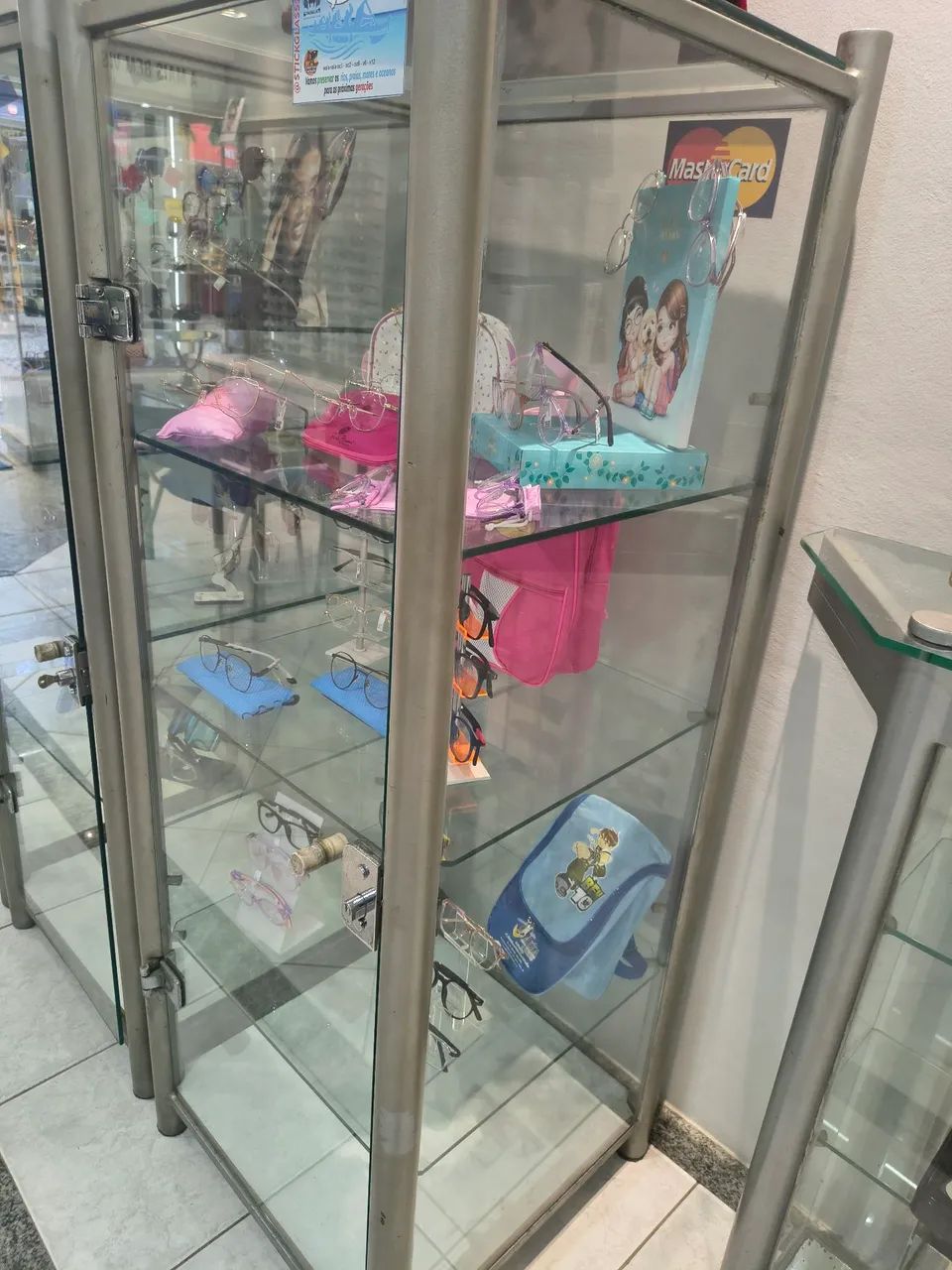 Vitrine de vidro com base metal