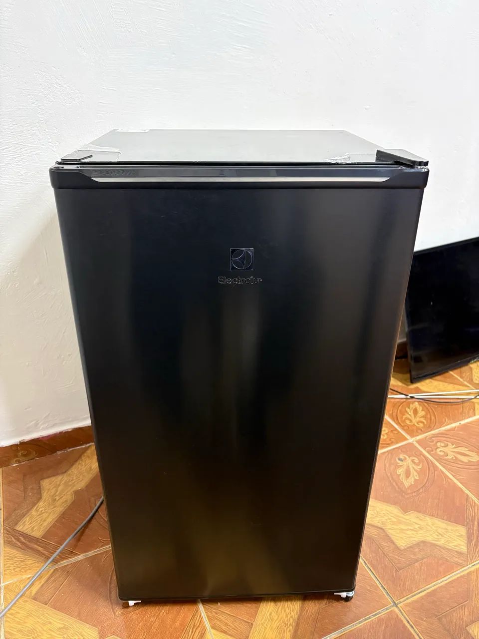 Frigobar preto Electrolux zero  - Foto 2