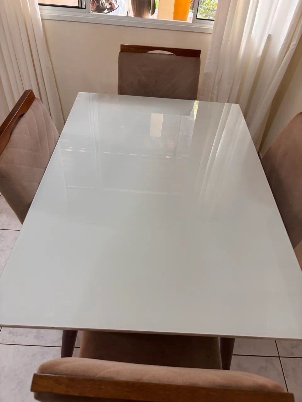 Jogo de jantar mesa com tampo de vidro com 4 cadeiras 