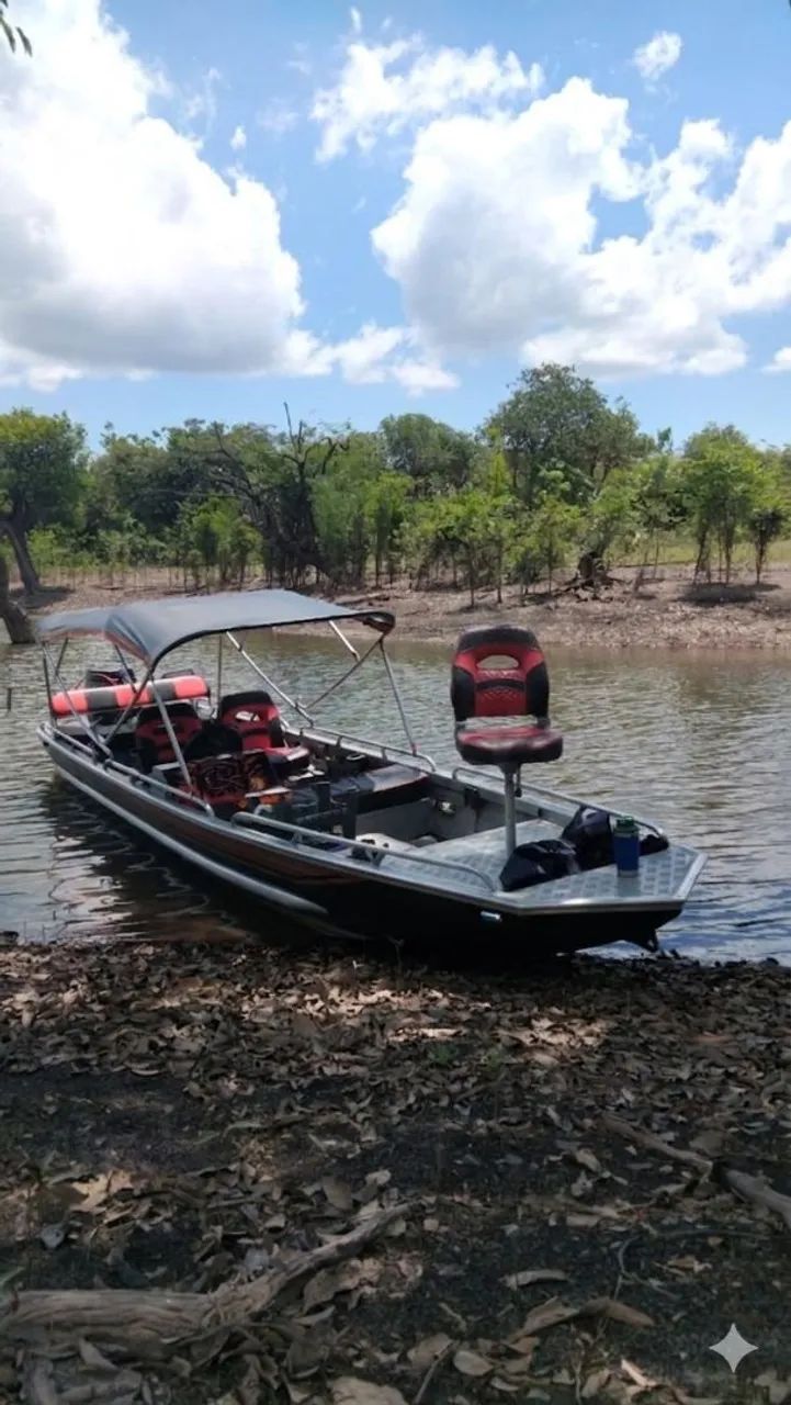 Lancha de Pesca e Passeio com motor 40hp Mercury