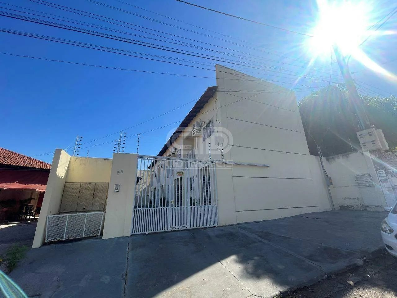 Sobrado com 02 Quartos Próximo à Av. Miguel Sutil