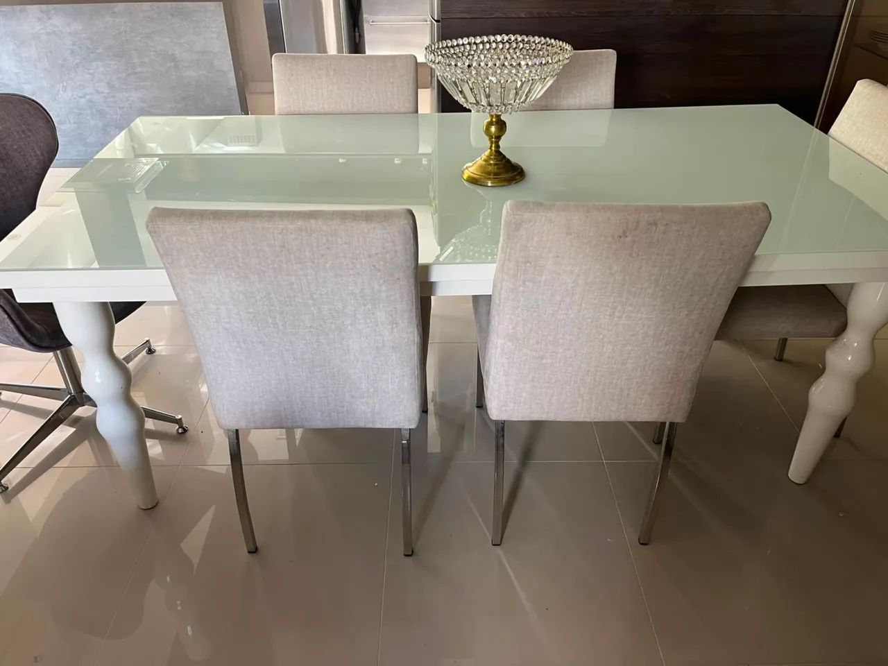 Mesa de jantar com 6 cadeiras (5 cadeiras estofadas e uma poltrona) - Foto 2