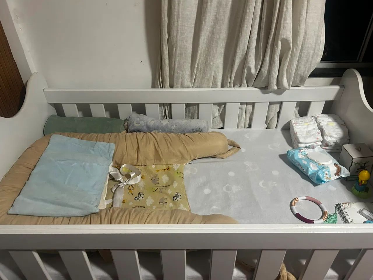 VENDE-SE berço com mosquiteiro e colchão 