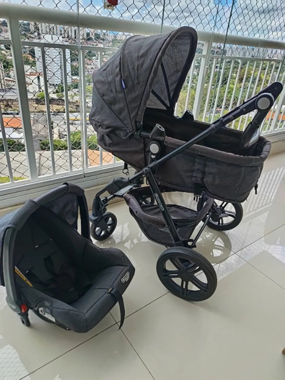 Carrinho de bebê com moises e bebe conforto 