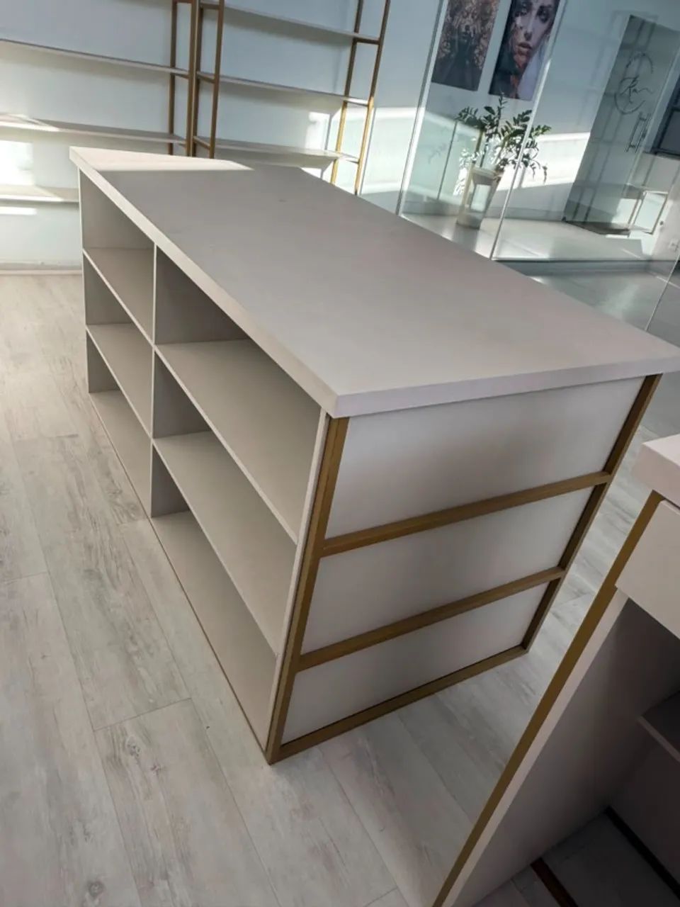 Mesa Central de Exposição em MDF Off White e Metalon Ouro Eletrostático - Foto 3