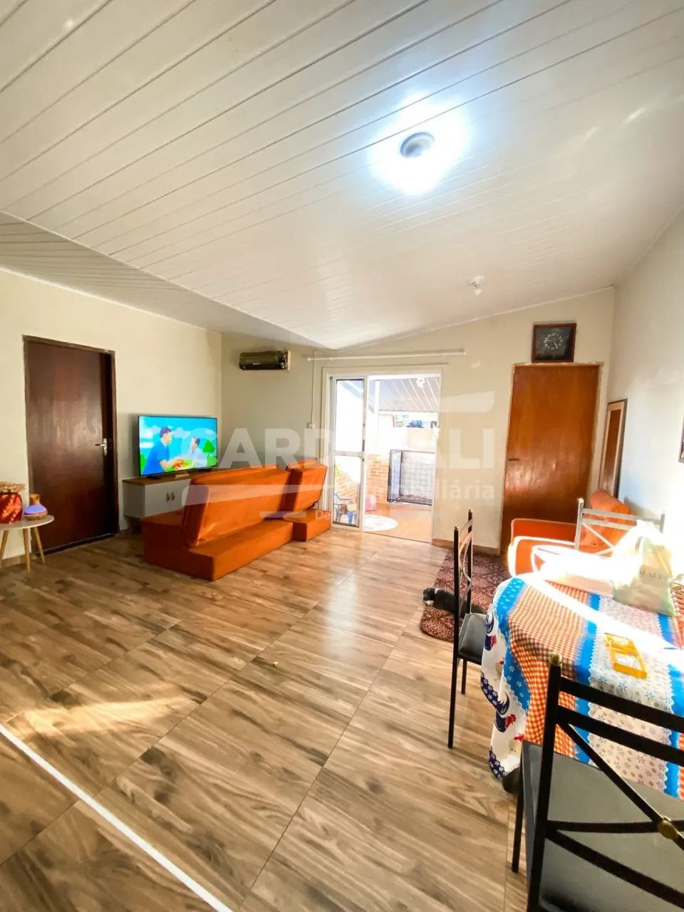 Casa com piscina e barracão, com ótima localização - Foto 2