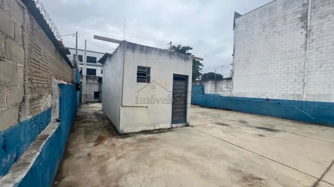 Terreno Comercial com 450 m² e Estrutura de Apoio - Foto 7