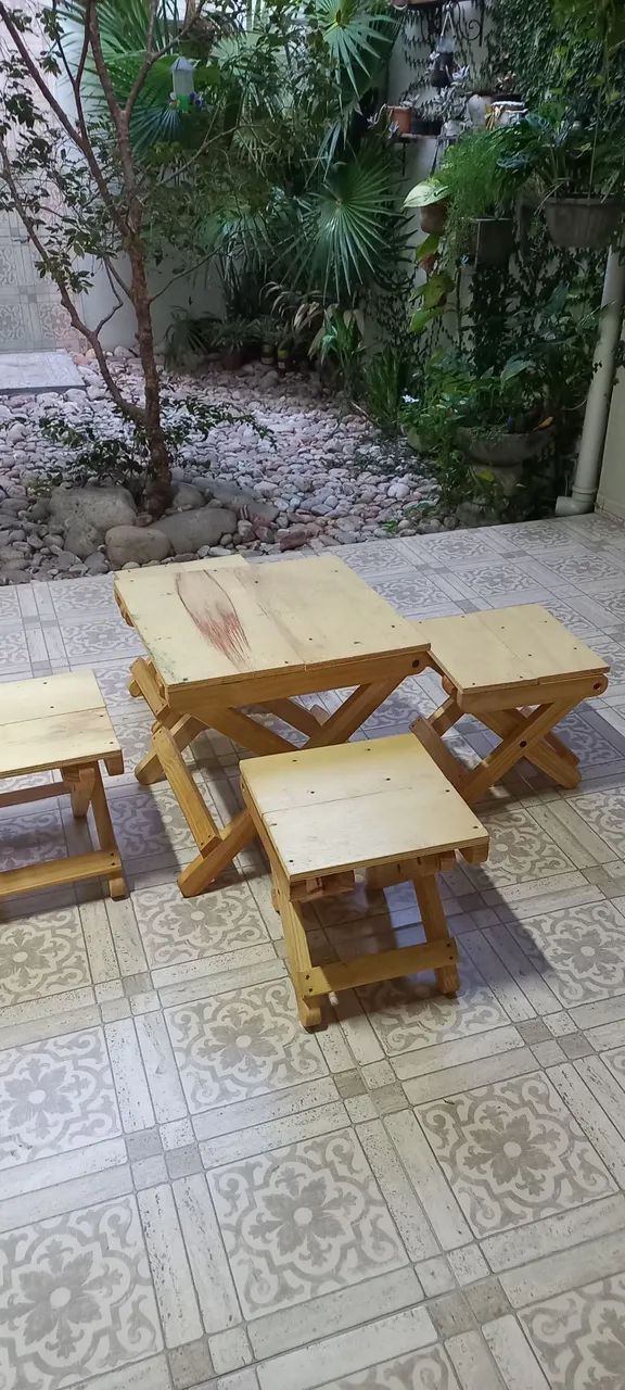 Mesa de madeira dobrável infantil.
