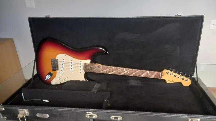 Guitarra Fender American Deluxe - Instrumentos musicais - Barra do