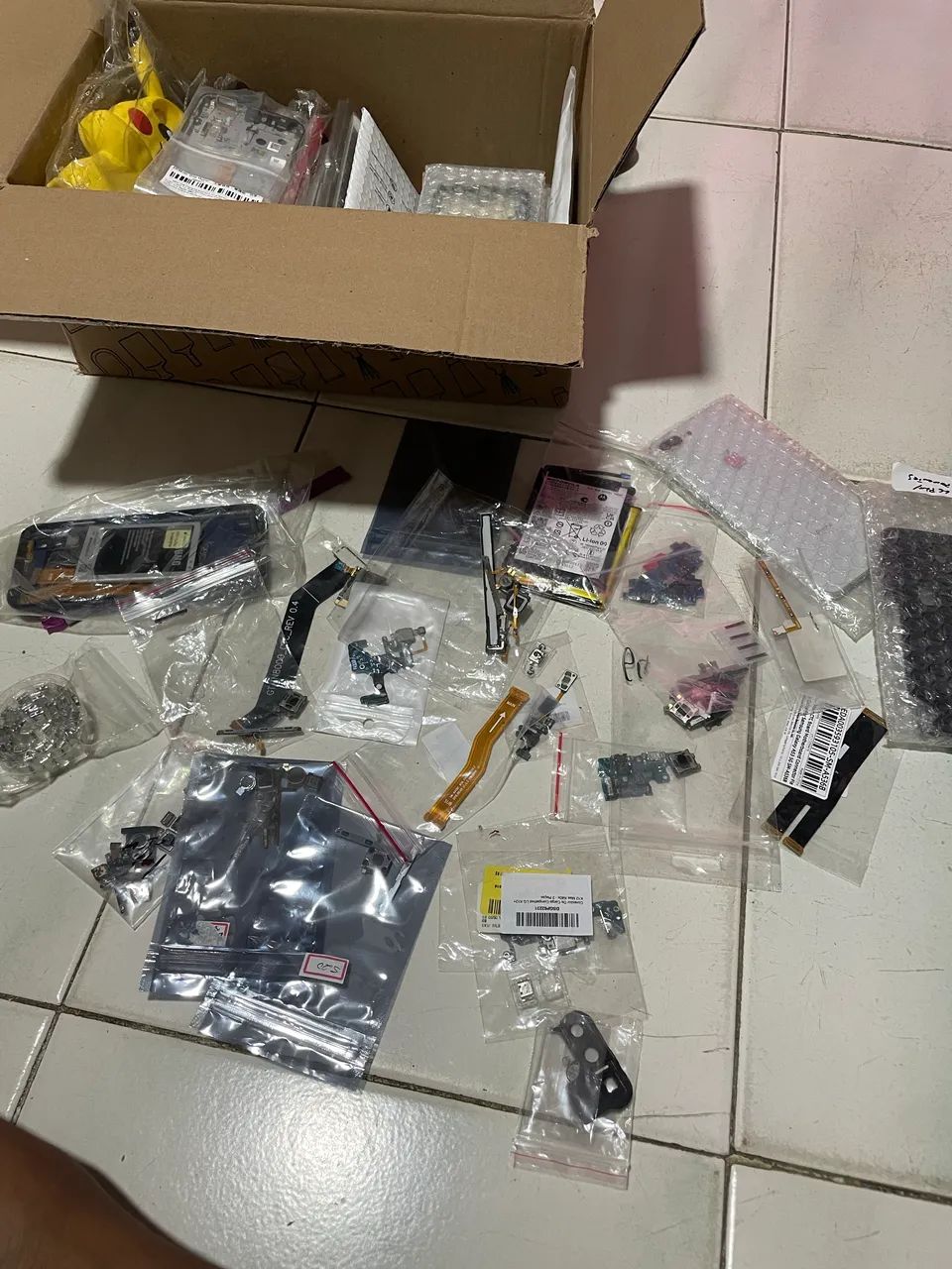 Lote de componentes eletrônicos e peças diversas e capas para celular - Foto 3