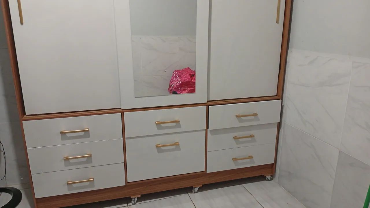 Guarda roupa quase não usado
