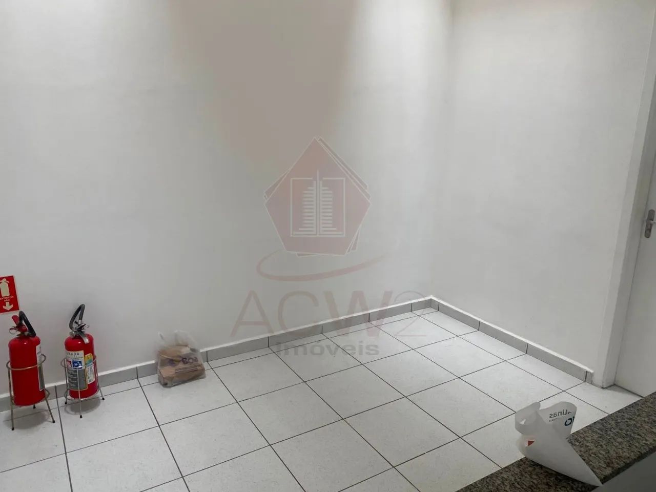 SALA COMERCIAL NO CENTRO COM 45M² DE ÁREA ÚTIL COM AR CONDICIONADO, COPINHA E BANHEIRO - Foto 5