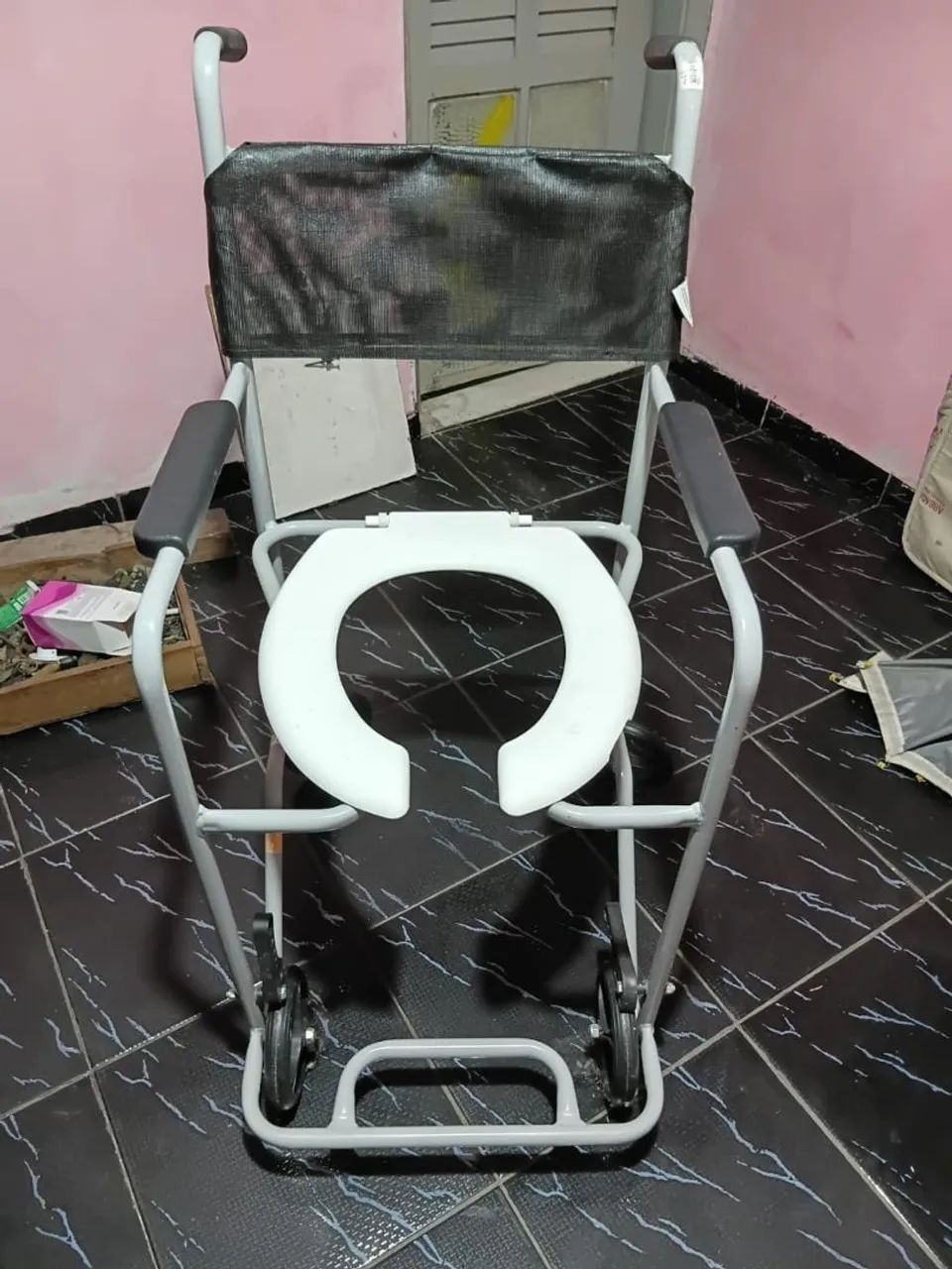 Cadeira de rodas e cadeira sanitária  - Foto 4