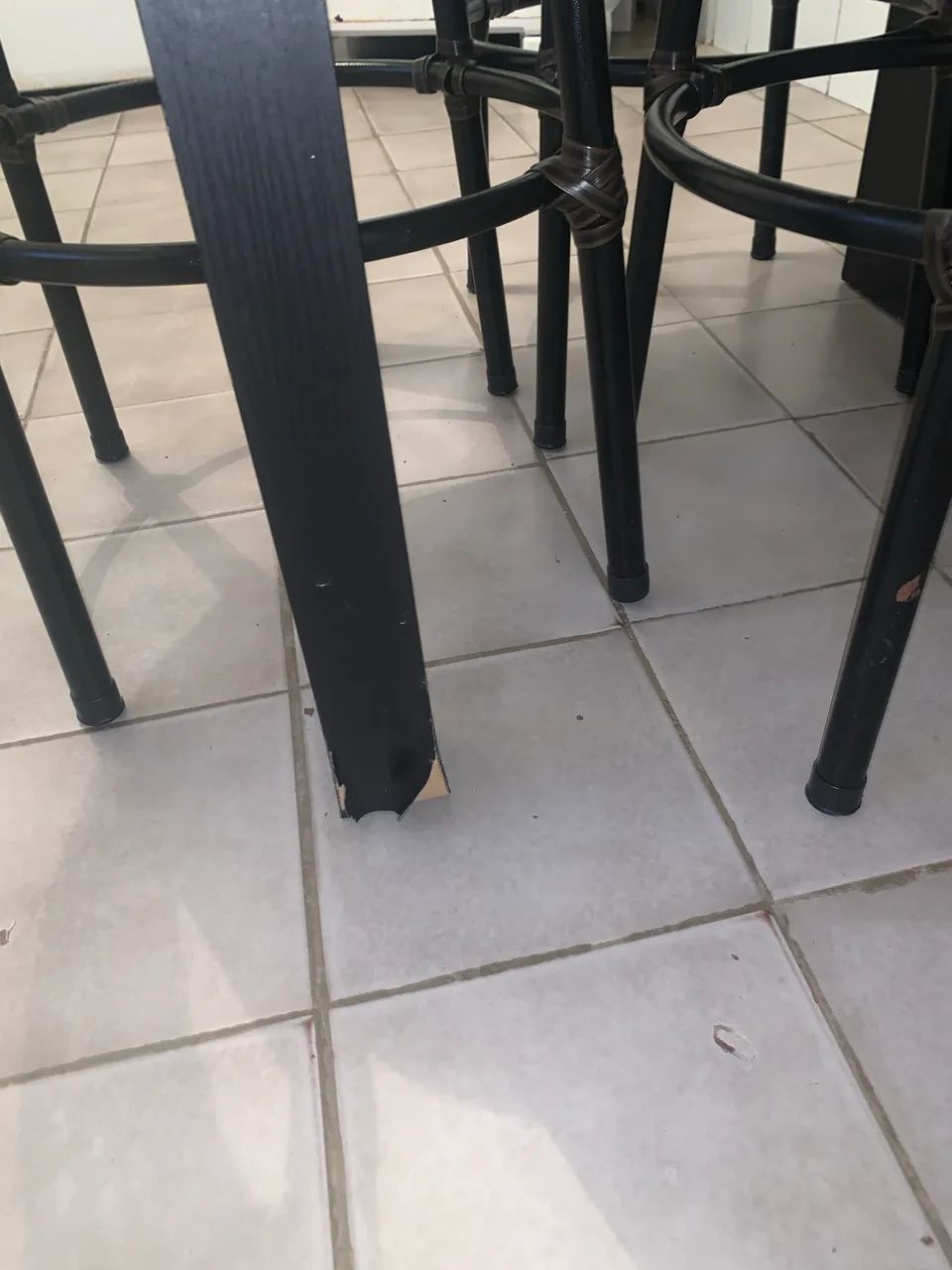 VENDO MESA COM 3 CADEIRAS