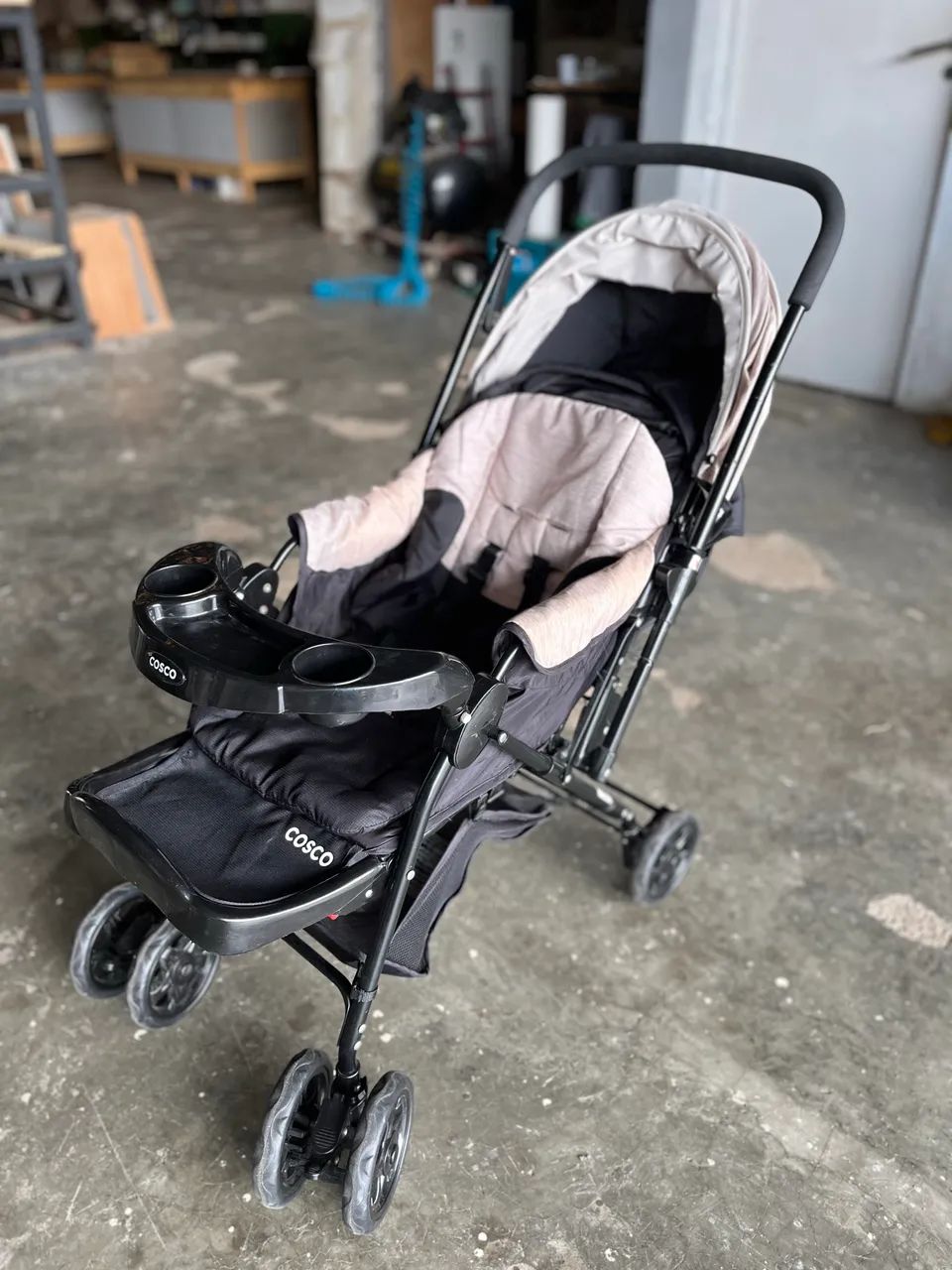 Carrinho de bebê cosco com bebê conforto e base para veículo.  - Foto 5