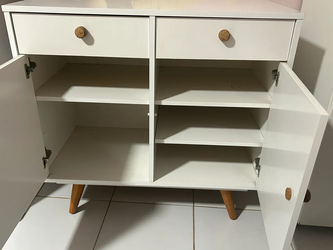 Móvel branco para sala com gavetas e portas - Foto 2