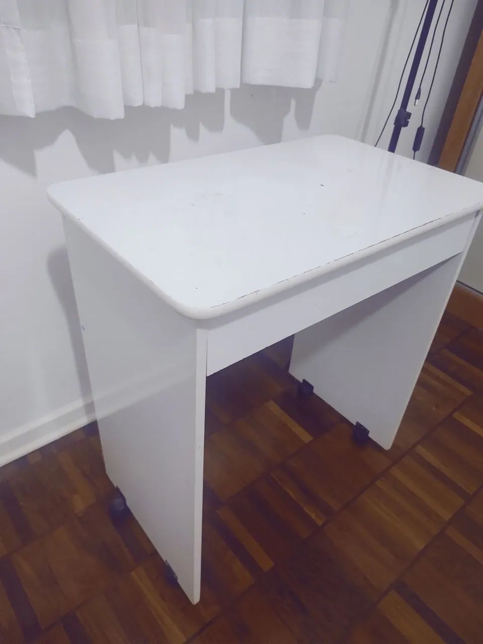Escrivaninha branca com rodinhas  - Foto 4
