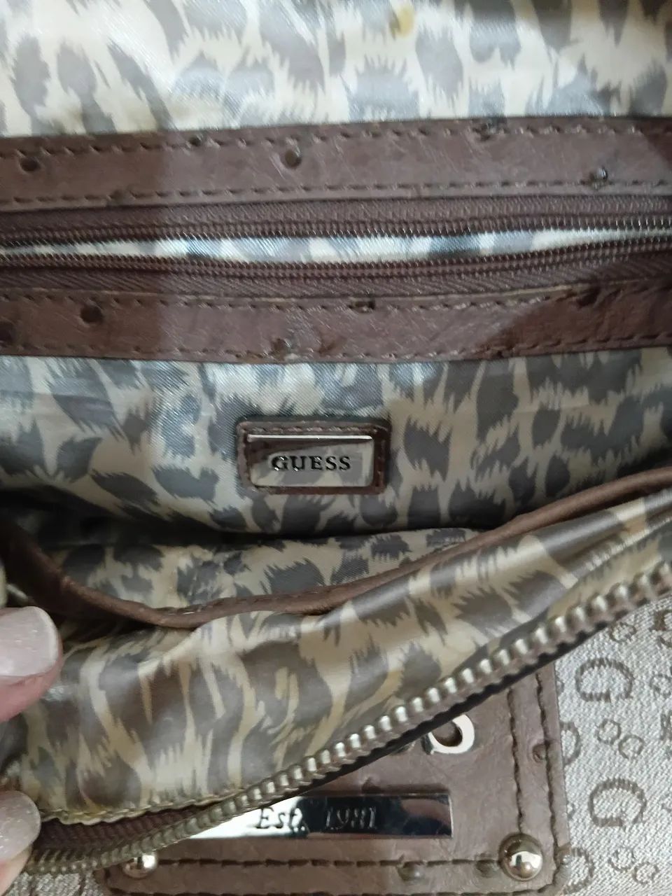 Bolsa Guess modelo Baguete.  - Foto 3