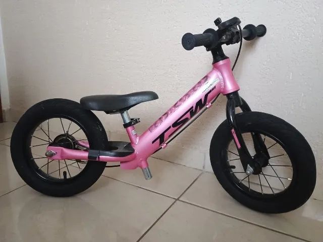 Bicicleta rosa equilíbrio 