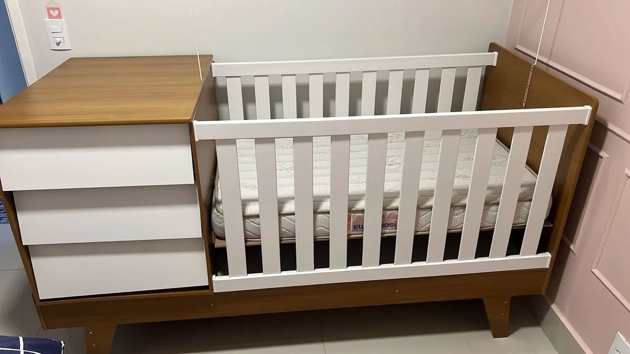 Berço com colchão e gaveteiro