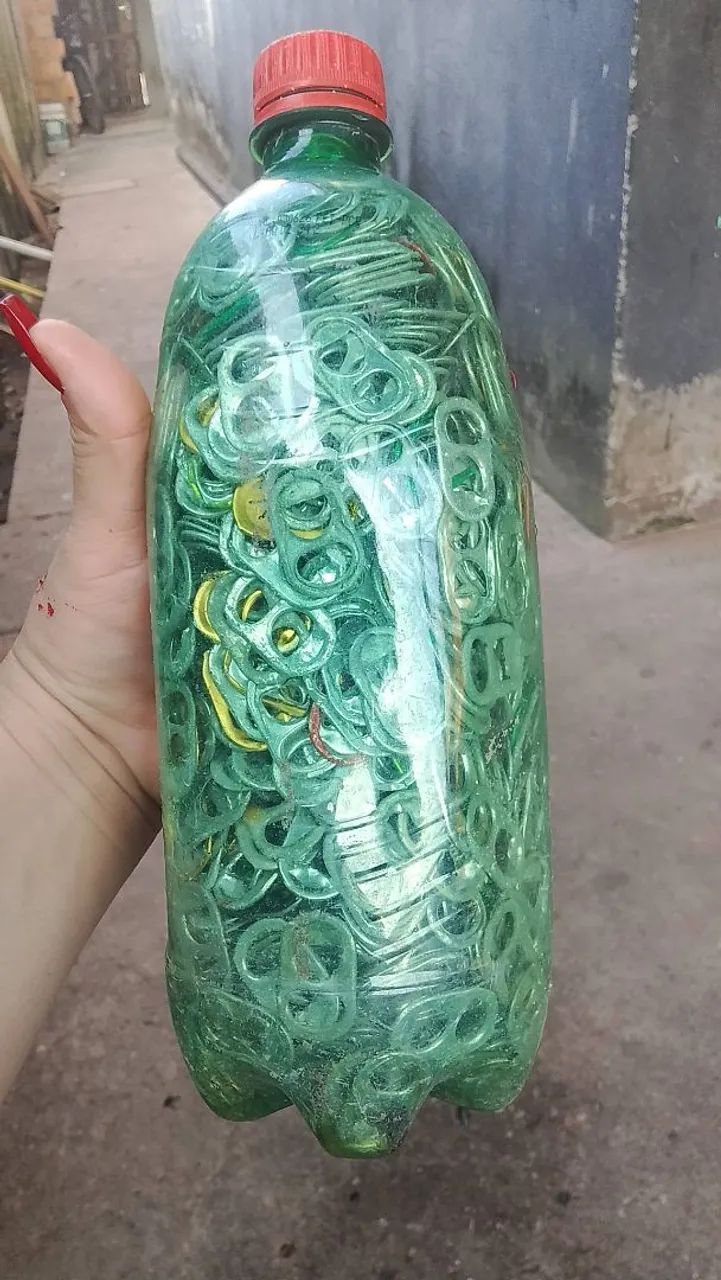 Garrafa com tapa de latinha pra artesanato 