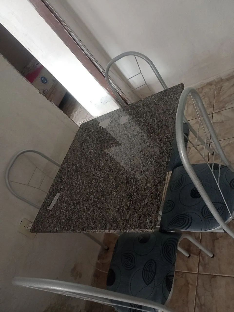 Mesa de Jantar de Mármore com 4 cadeiras nenhuma marca de uso estar nova 