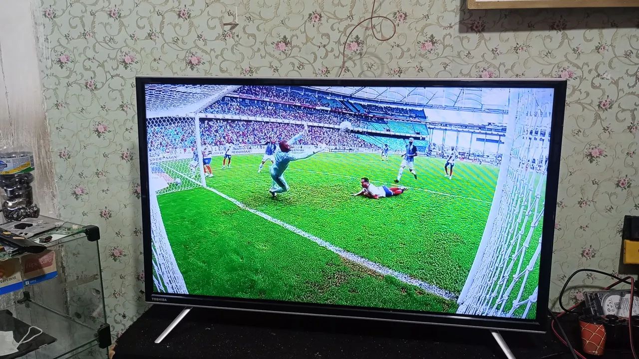 Smart tv Toshiba de 32 polegadas perfeita - Foto 4