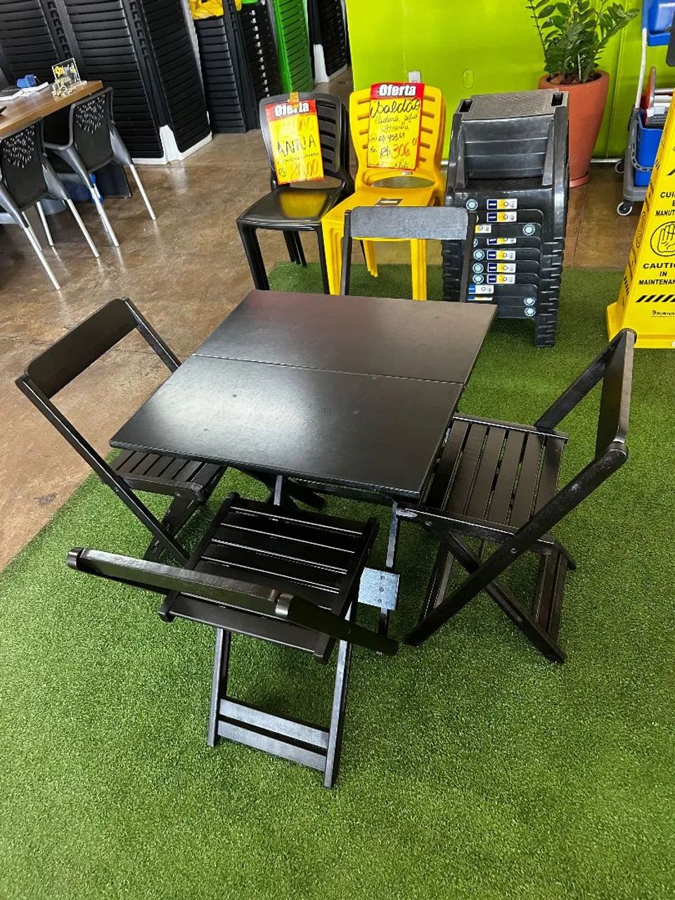 Mesa de madeira com cadeiras de madeira  - Foto 5