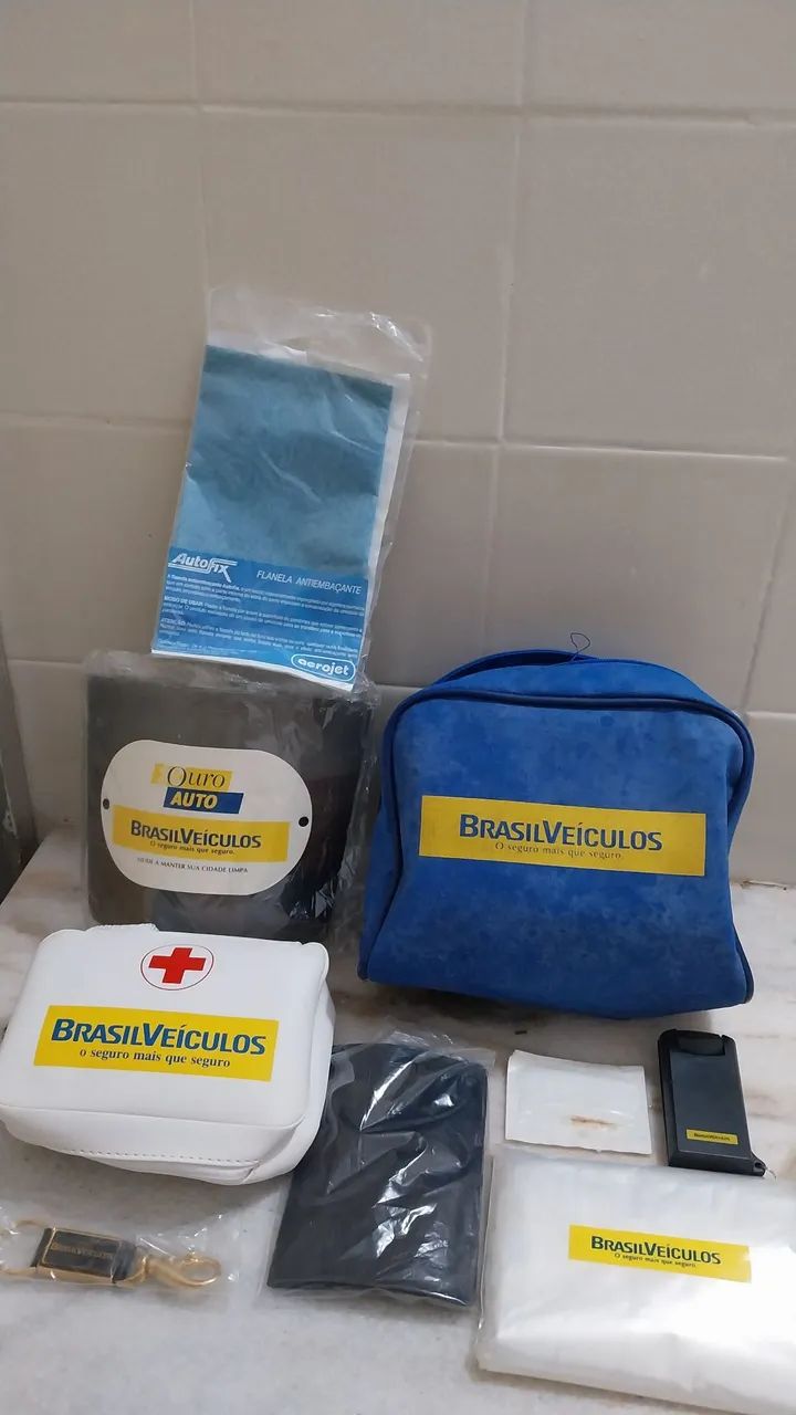 Kit da Brasil auto contendo necessaire e diversos itens
