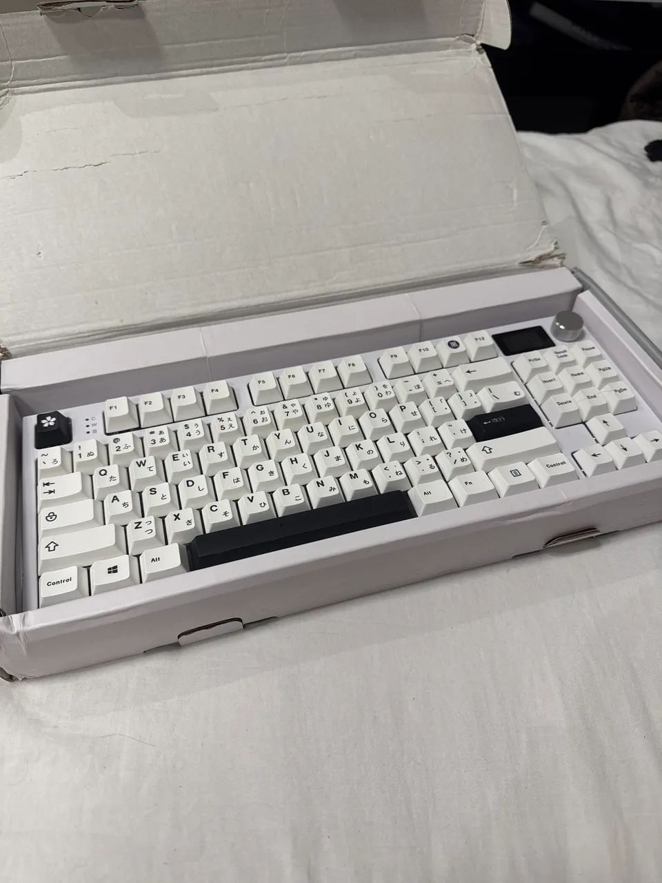 Teclado k86 com keycaps extras 