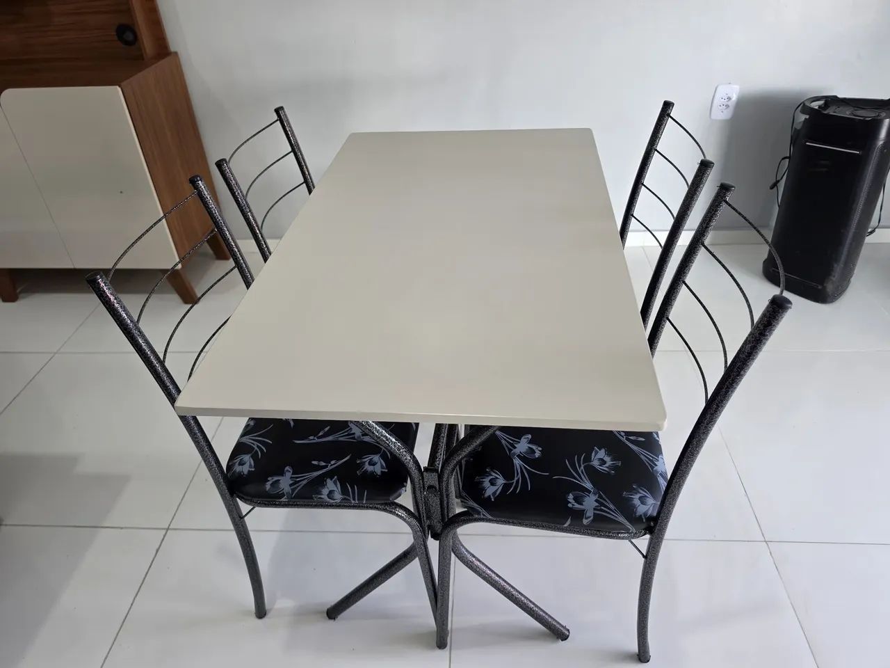 MESA MDF 4 CADEIRAS NOVA