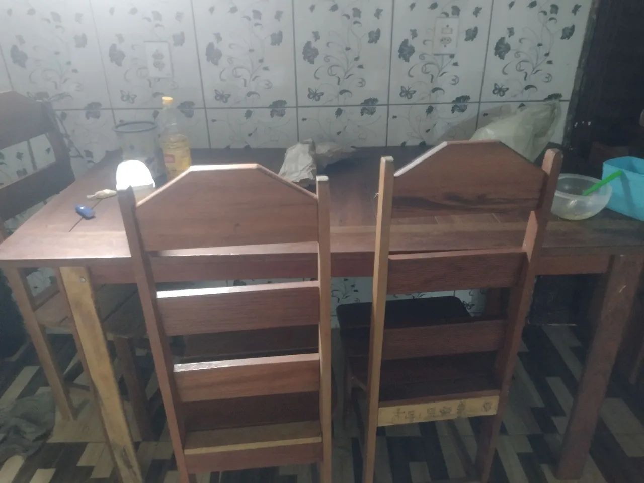 Vendo mesa de madeira com 6 cadeiras  - Foto 2